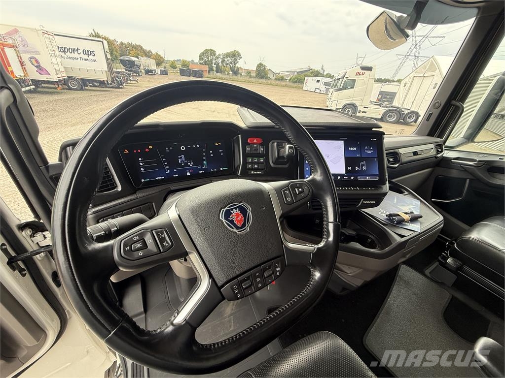Scania S560 2950 6x2 med hydraulic Tegljači
