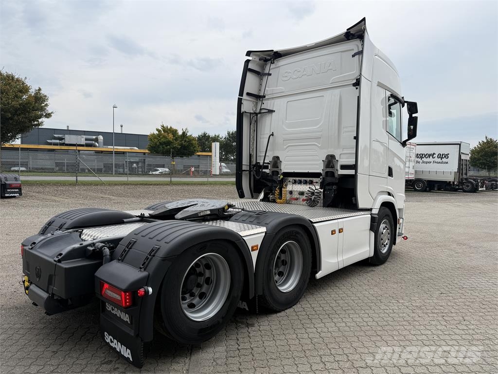 Scania S560 2950 6x2 med hydraulic Tegljači