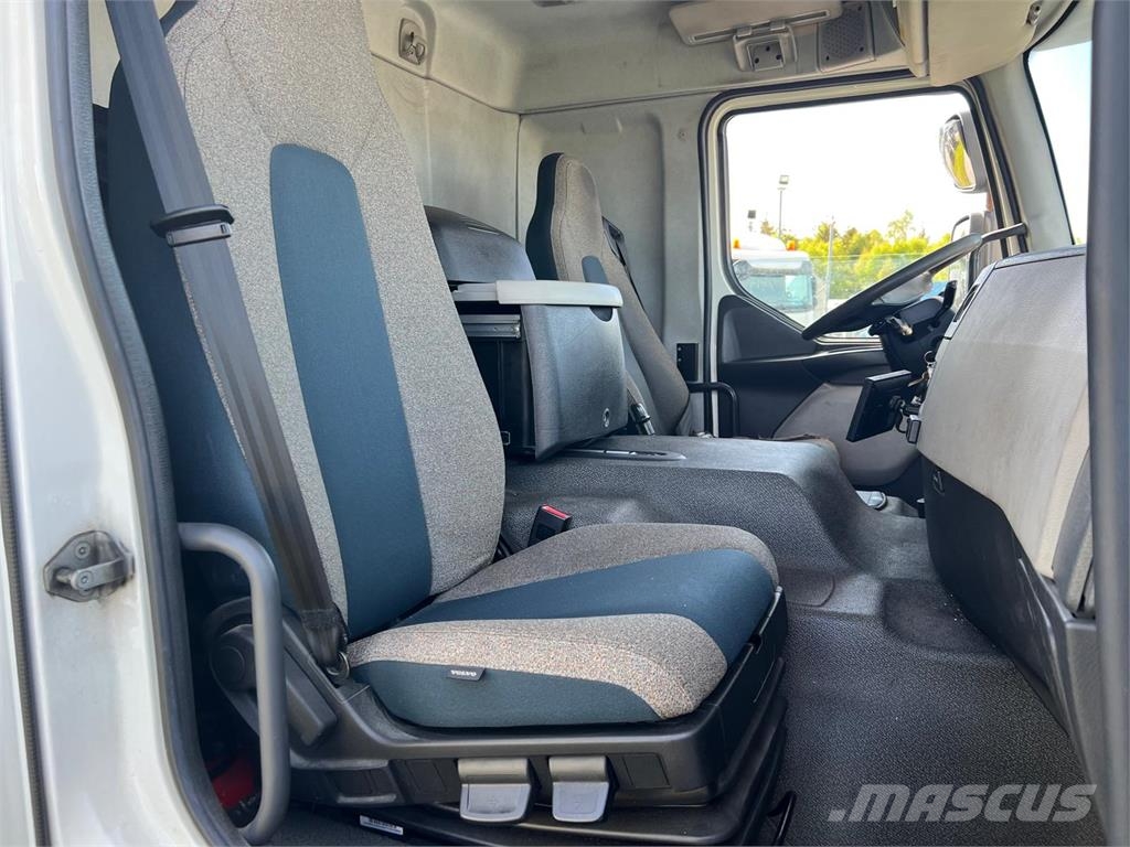 Volvo FE320 foldedørskasse med køl Camiones con caja de remolque