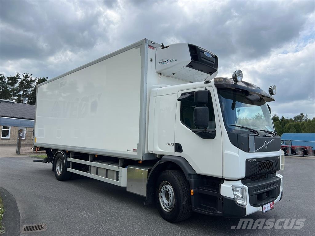Volvo FE320 foldedørskasse med køl Camiones con caja de remolque