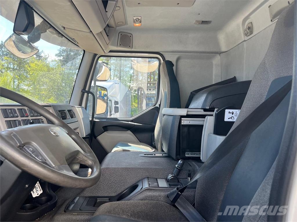 Volvo FE320 foldedørskasse med køl Camiones con caja de remolque