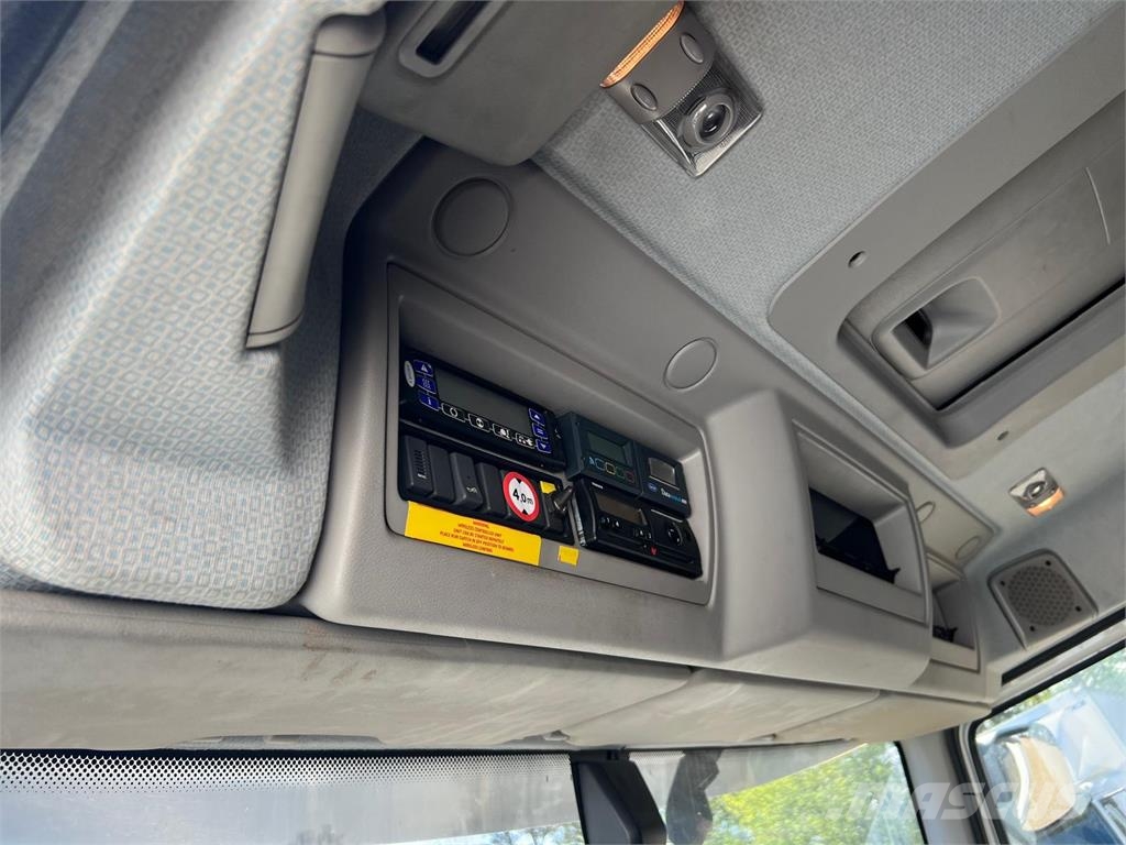 Volvo FE320 foldedørskasse med køl Camiones con caja de remolque