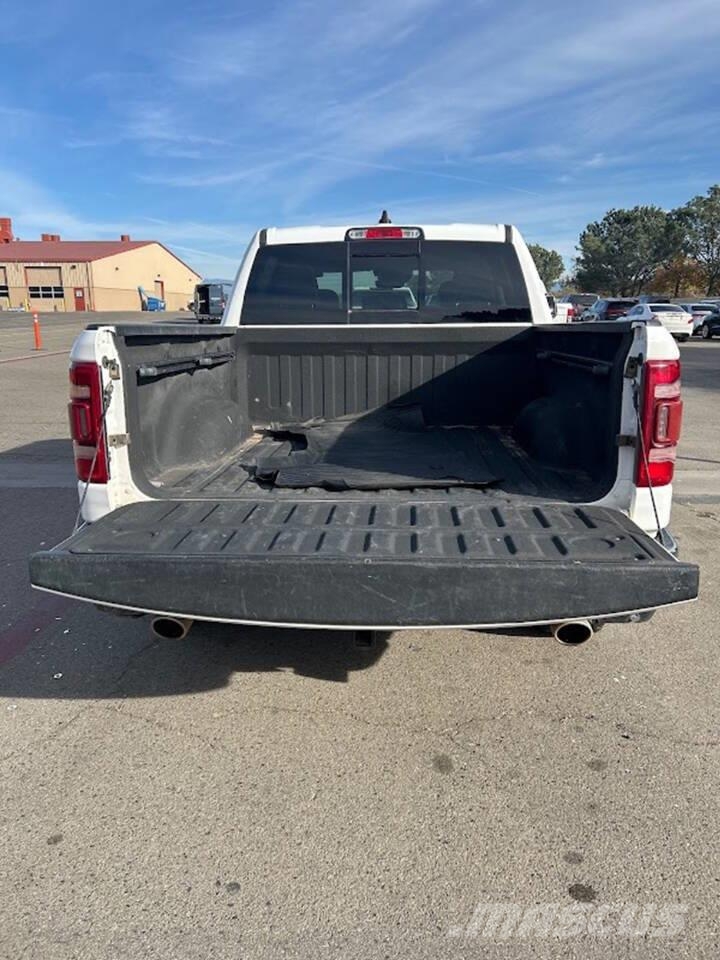 RAM 1500 شاحنات خفيفة/مفصلية الجوانب