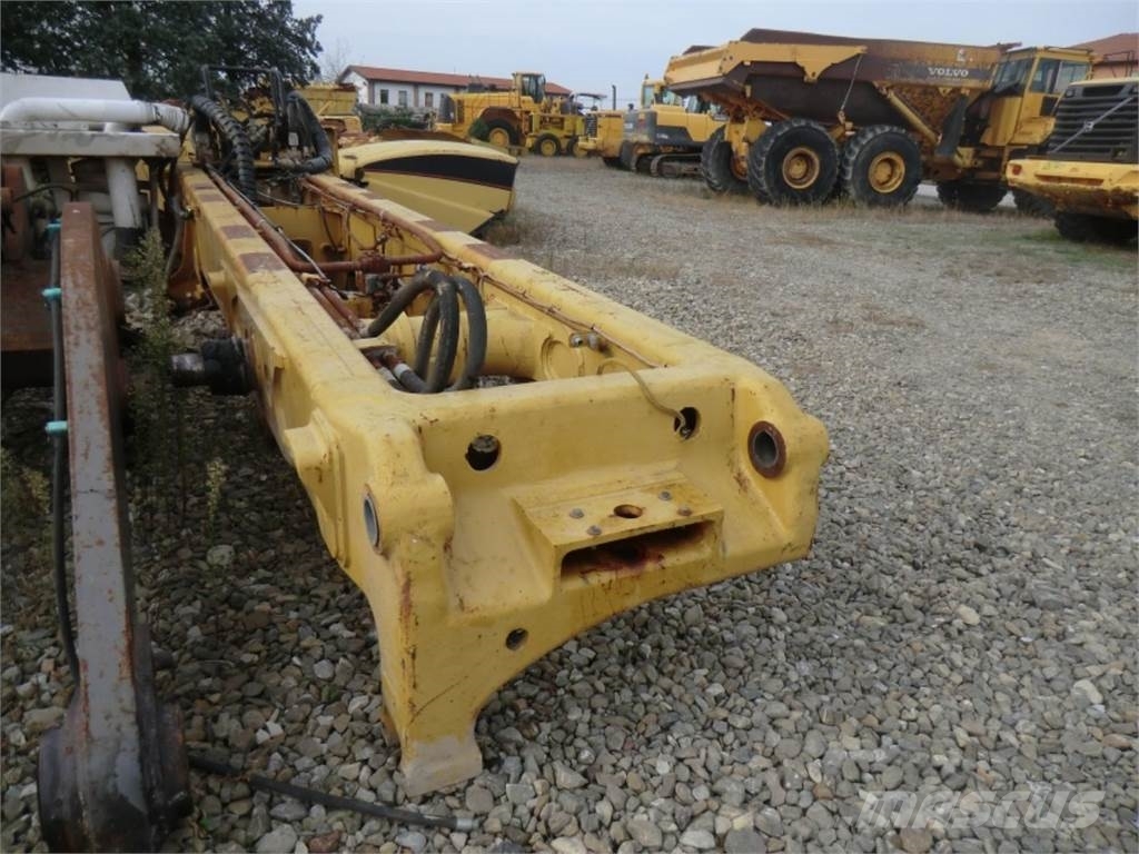 CAT 323D Podvozje in vzmetenje