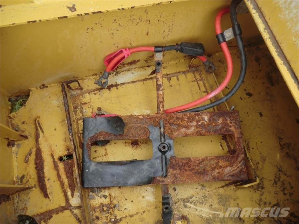 CAT 735 Chassis and suspension