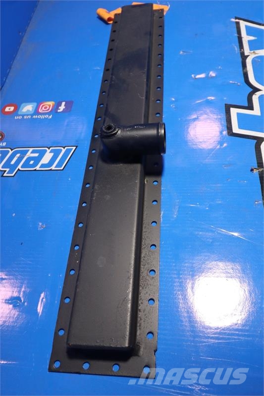 International 9370 Bottom Tank # 603447 مشعات
