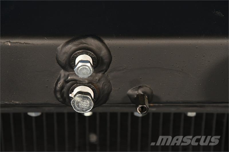 Mack Radiator # 605044 Jäähdyttimet