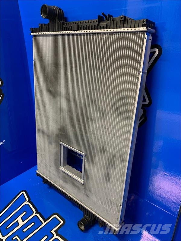 Peterbilt 320, T660 Radiator # 606093 Radiadores