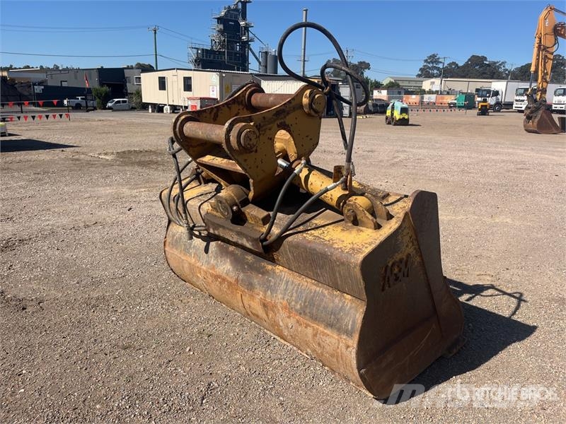 AGM 1800 mm Q/C Hydraulic Tilting Excavator Bucket - F Bakken