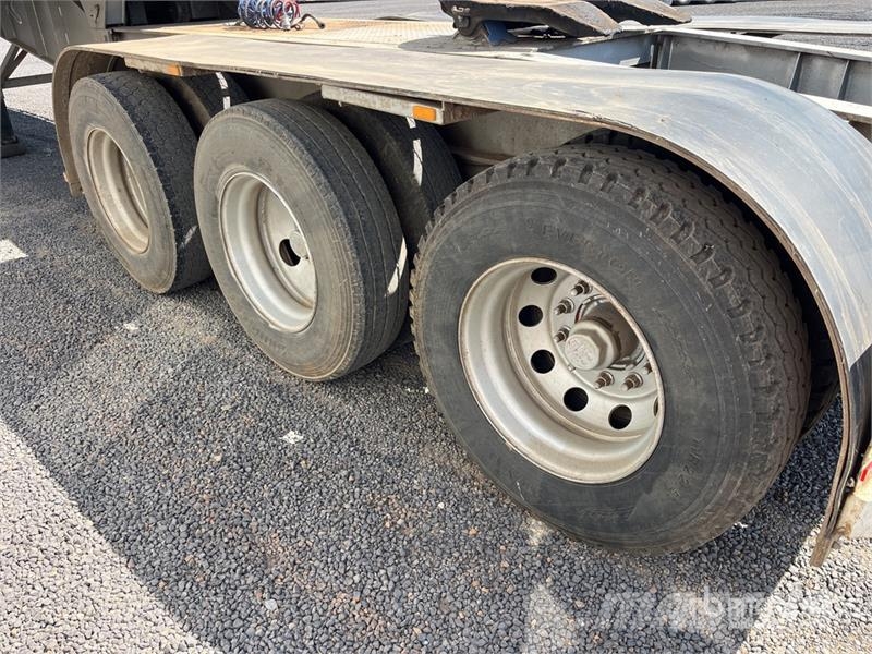  Barker 7.3 m Tri/A B-Double Lead Rollback Curtain  Curtainsider trailers