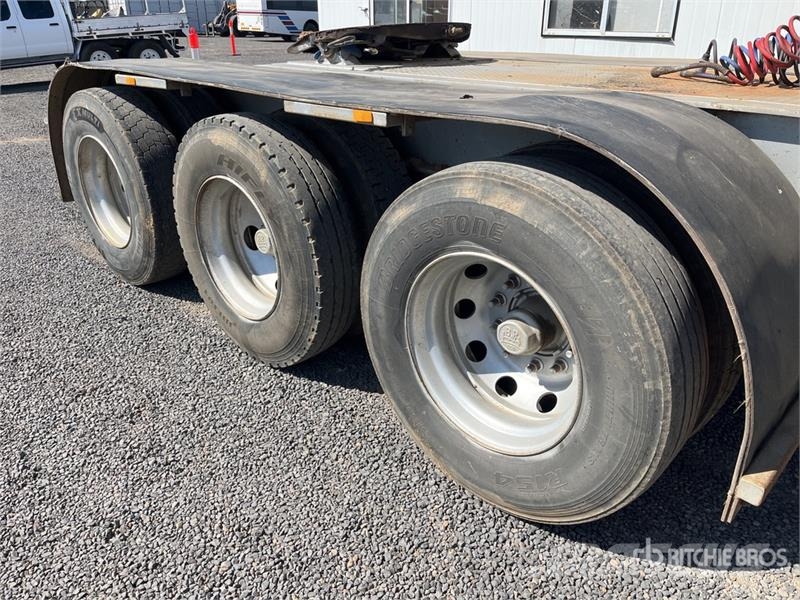  Barker 7.3 m Tri/A B-Double Lead Rollback Curtain  Curtainsider trailers