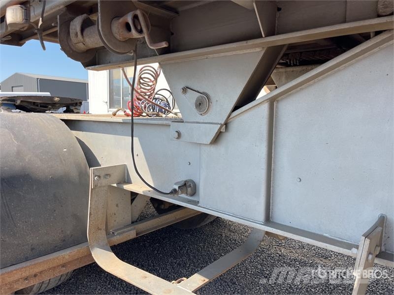  Barker 7.3 m Tri/A B-Double Lead Rollback Curtain  Curtainsider trailers