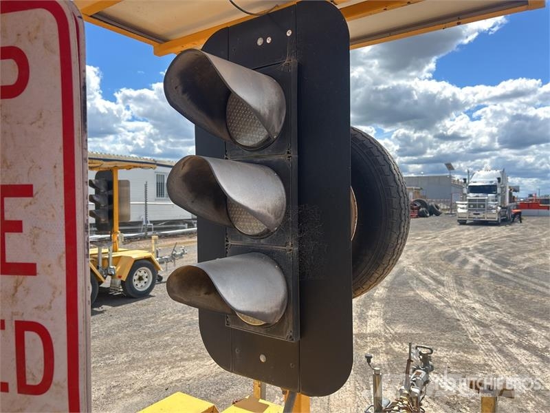  Bartco Solar Mobile Traffic Light Light towers