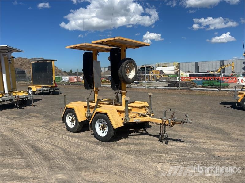  Bartco Solar Mobile Traffic Light Light towers