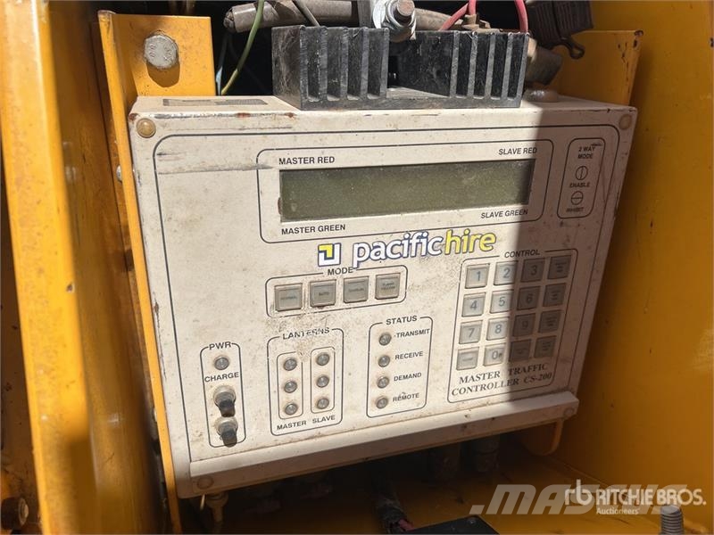  Bartco Solar Mobile Traffic Light 拖车式灯塔