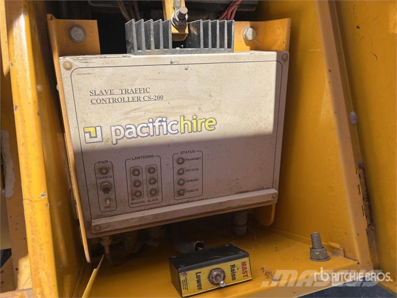  Bartco Solar Mobile Traffic Light 拖车式灯塔