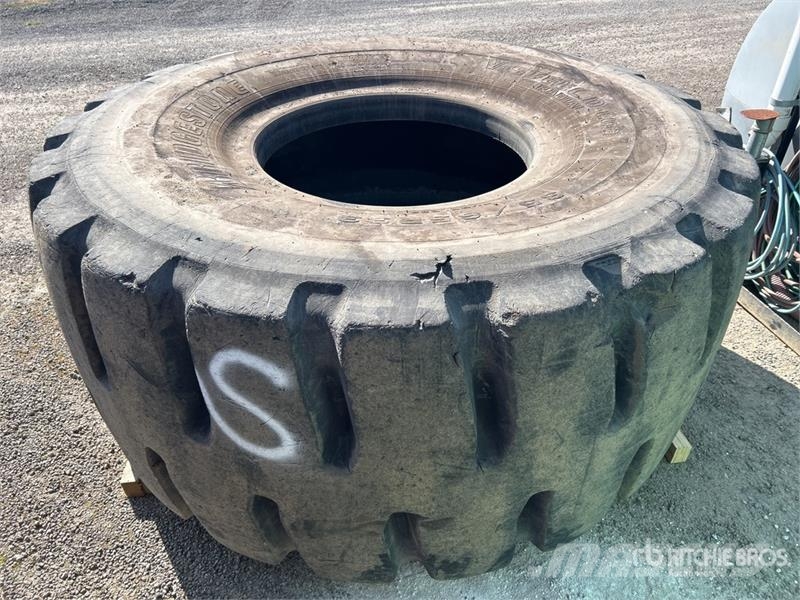 Bridgestone 35/65R33 Tires Gume, kolesa in platišča