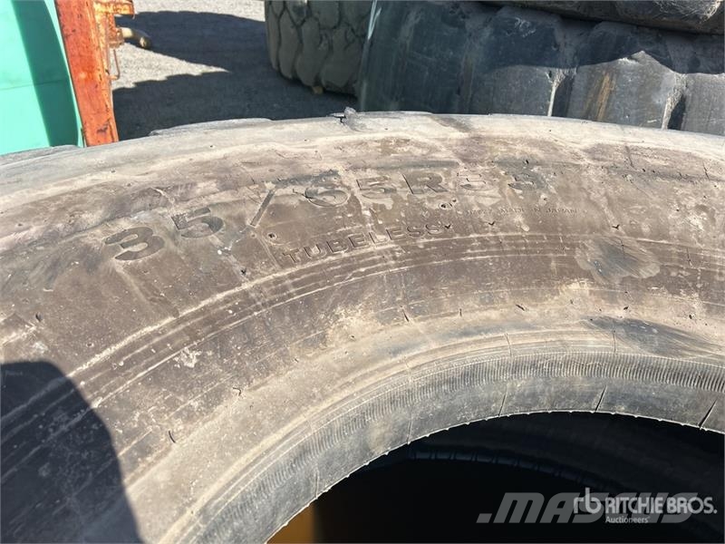 Bridgestone 35/65R33 Tires Gume, kolesa in platišča