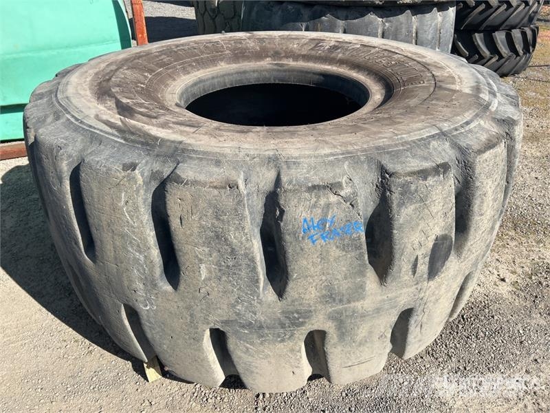 Bridgestone 35/65R33 Tires Gume, kolesa in platišča