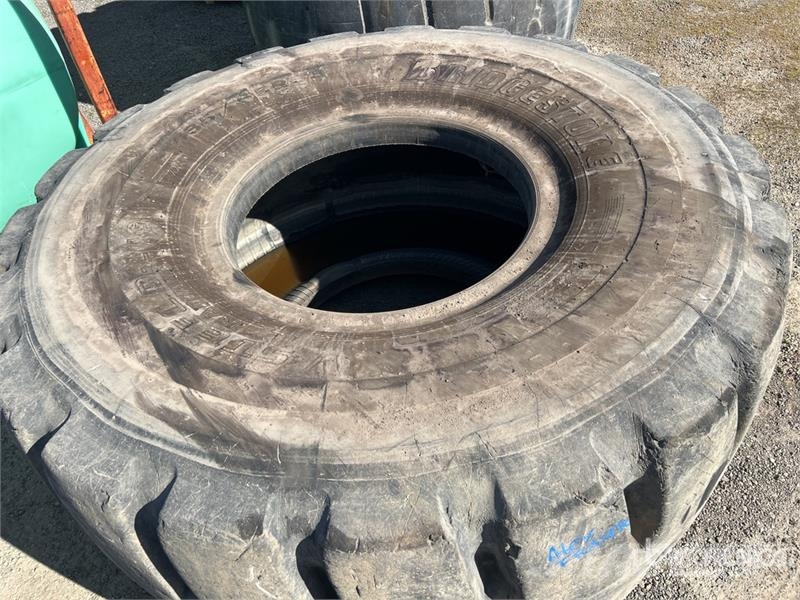 Bridgestone 35/65R33 Tires Gume, kolesa in platišča