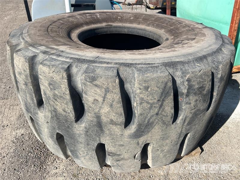 Bridgestone 35/65R33 Tires Gume, kolesa in platišča