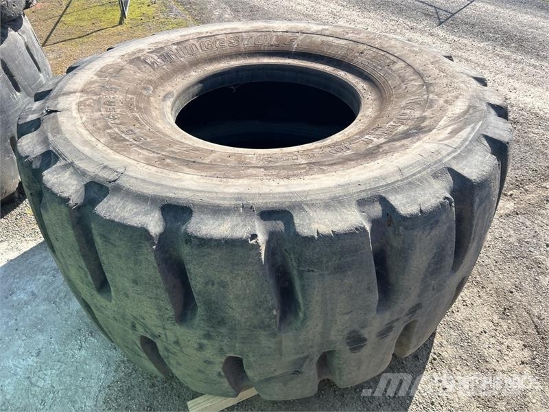 Bridgestone 35/65R33 Tires Gume, kolesa in platišča