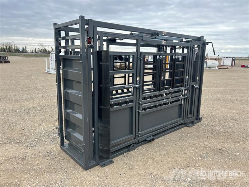  BYT CC003 12 ft 6 in Deluxe Cattle Squeeze Chute ( ماكينات زراعية - غير ذلك