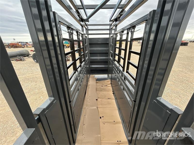  BYT CC003 12 ft 6 in Deluxe Cattle Squeeze Chute ( ماكينات زراعية - غير ذلك