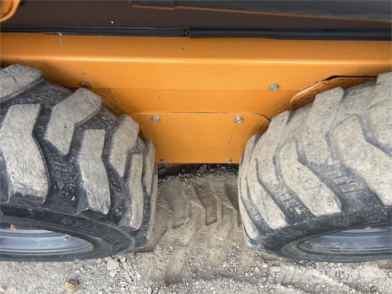 CASE SR160B Two-Speed Skid Steer Loader Carregadoras de direcção deslizante