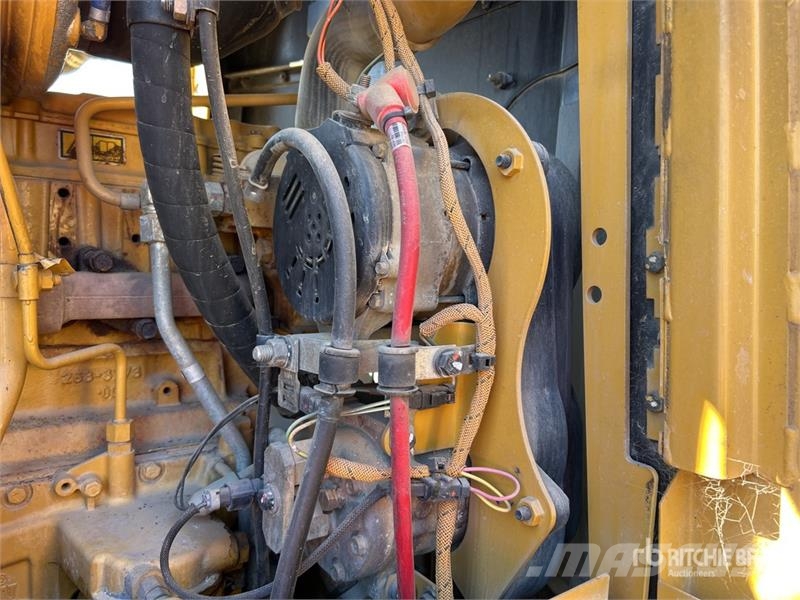 CAT 140M VHP Plus 平土機