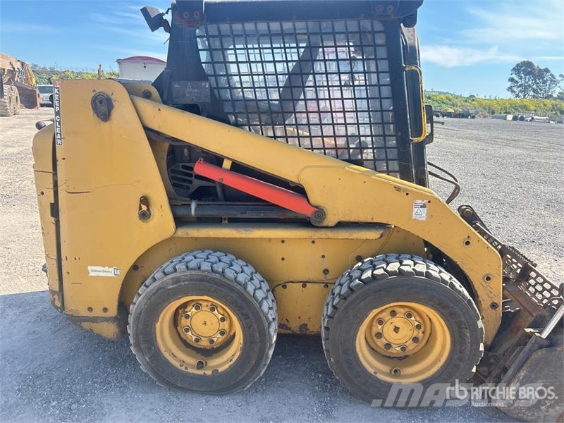 CAT 226B3 Two-Speed Skid Steer Loader Skid steer mini utovarivači