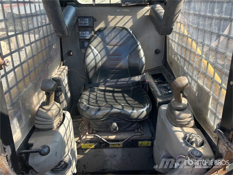 CAT 226B3 Two-Speed Skid Steer Loader Skid steer mini utovarivači