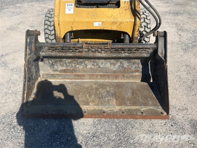 CAT 226B3 Two-Speed Skid Steer Loader Skid steer mini utovarivači