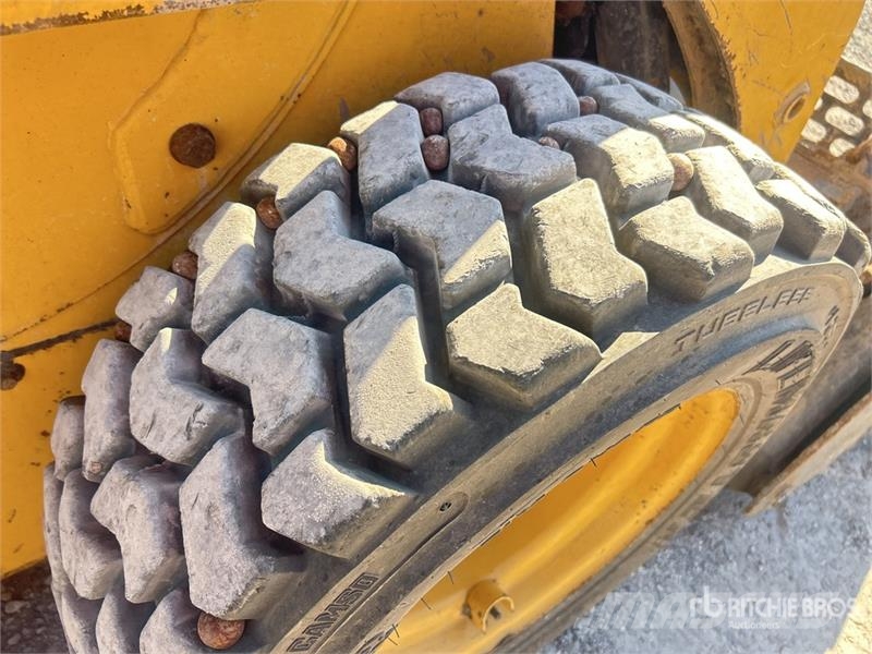 CAT 226B3 Two-Speed Skid Steer Loader Skid steer mini utovarivači