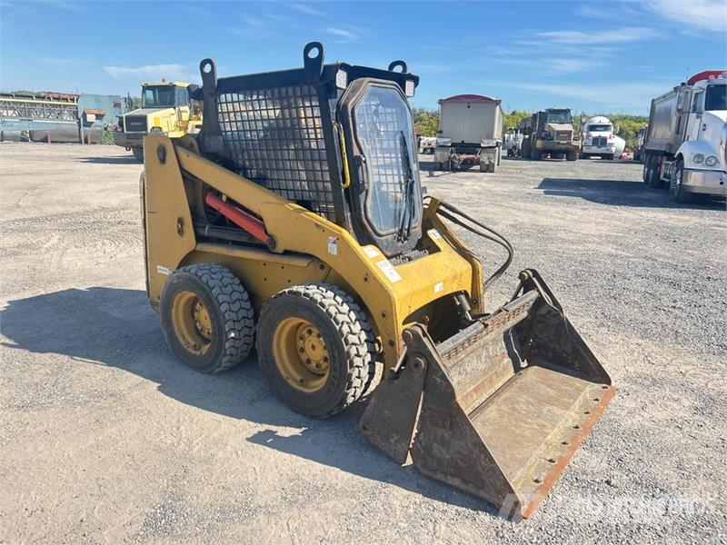 CAT 226B3 Two-Speed Skid Steer Loader Skid steer mini utovarivači