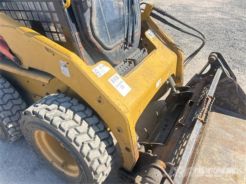 CAT 226B3 Two-Speed Skid Steer Loader Skid steer mini utovarivači