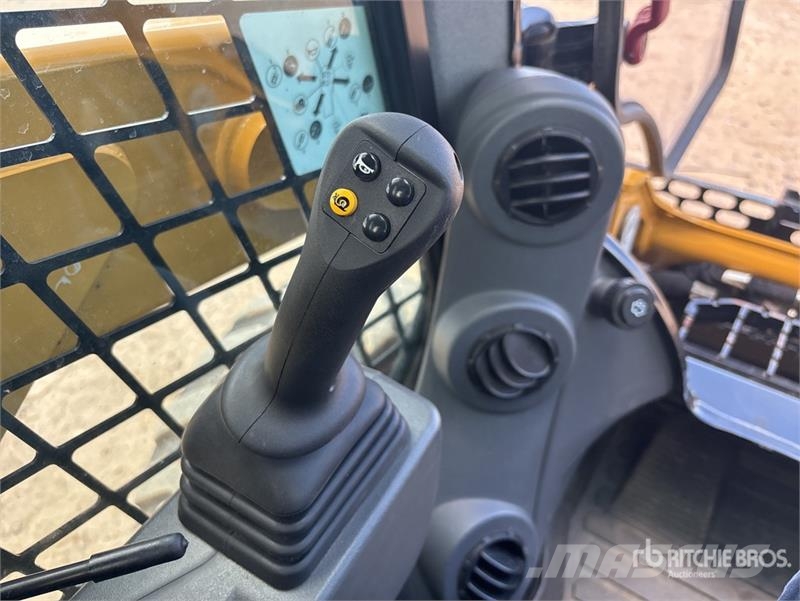 CAT 236D3 Two-Speed Skid Steer Loader 滑移装载机
