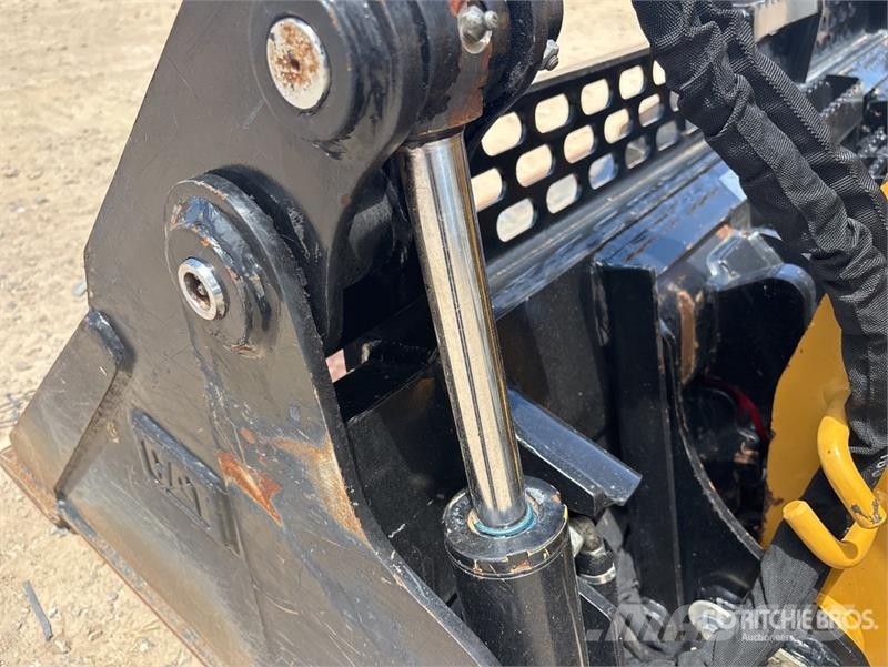 CAT 236D3 Two-Speed Skid Steer Loader 滑移装载机