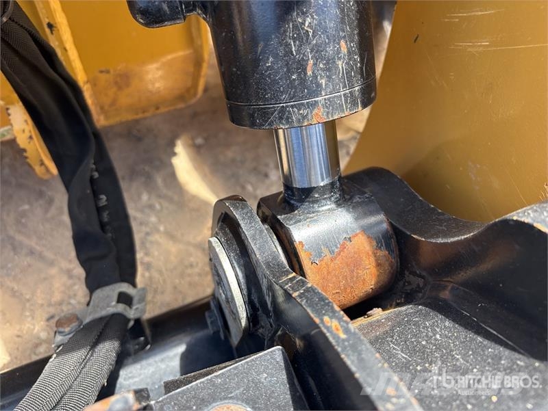 CAT 236D3 Two-Speed Skid Steer Loader 滑移装载机