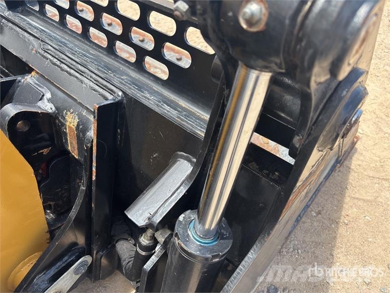 CAT 236D3 Two-Speed Skid Steer Loader 滑移装载机