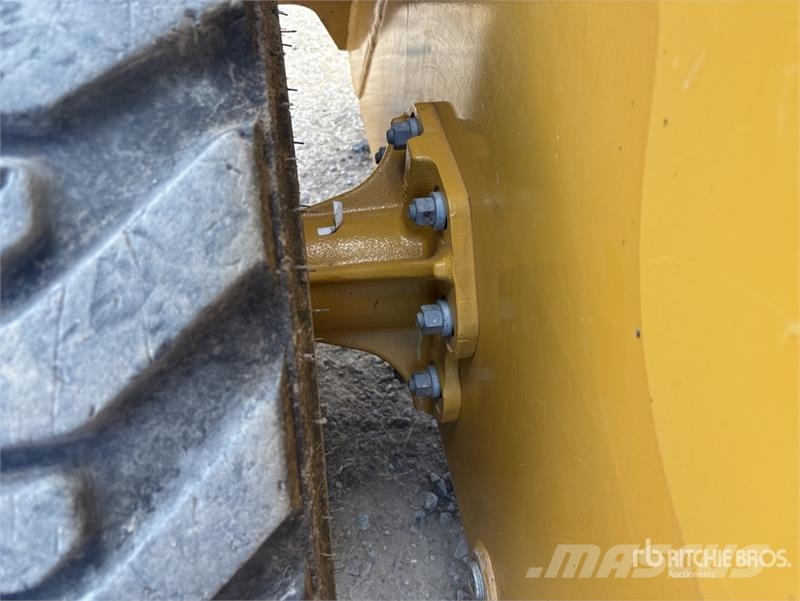 CAT 236D3 Two-Speed Skid Steer Loader 滑移装载机