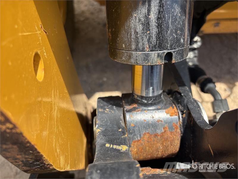 CAT 236D3 Two-Speed Skid Steer Loader 滑移装载机