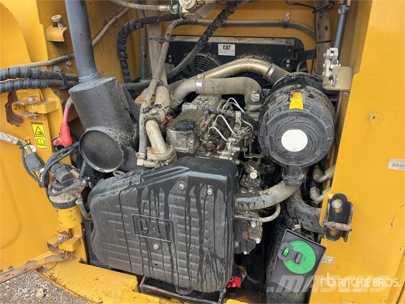 CAT 279C لوادر انزلاقية التوجيه