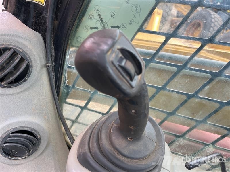 CAT 279C لوادر انزلاقية التوجيه