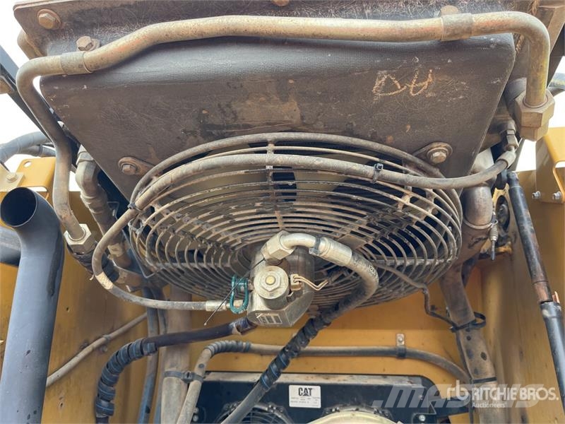 CAT 279C لوادر انزلاقية التوجيه