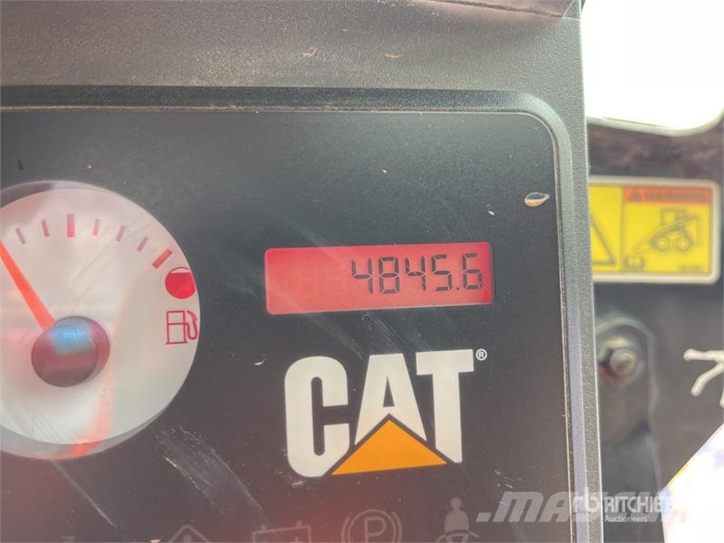 CAT 279C لوادر انزلاقية التوجيه