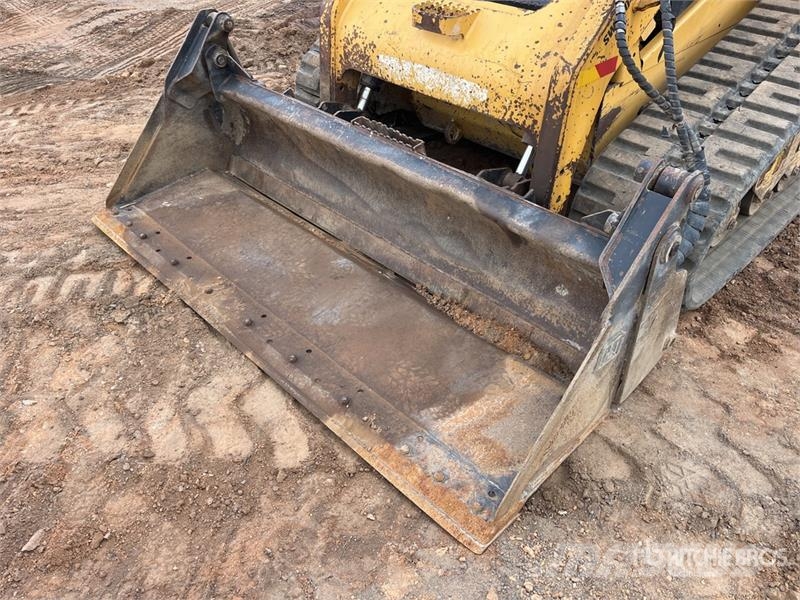 CAT 279C لوادر انزلاقية التوجيه