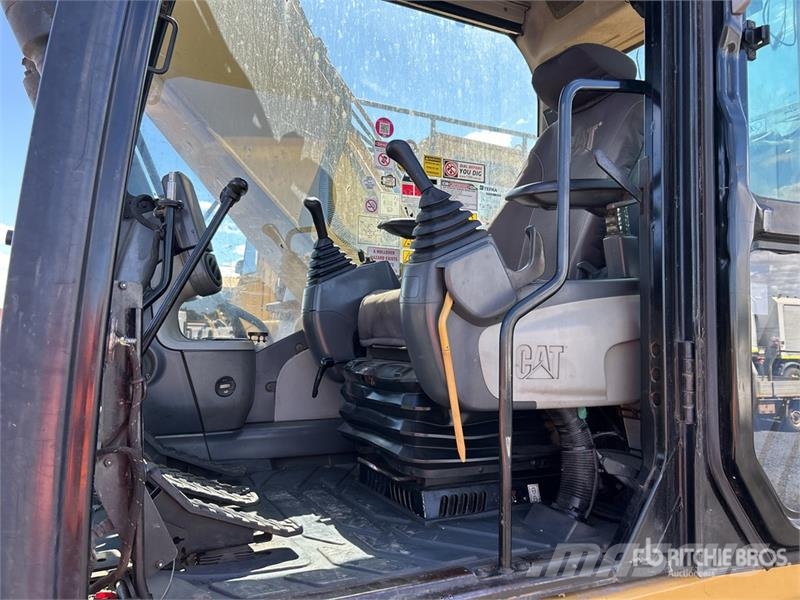CAT 324DL Tracked Excavator Bagri goseničarji