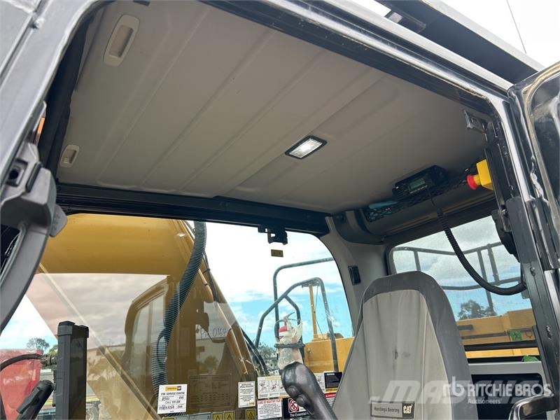 CAT 330 Tracked Excavator Beltegraver
