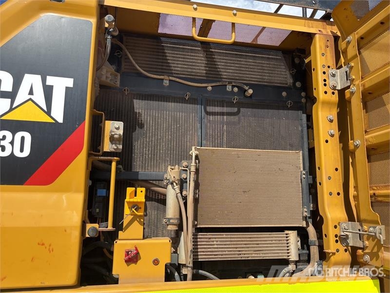 CAT 330 Tracked Excavator Raupenbagger